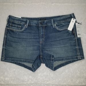 Silver Jean's NWT Elyse Midrise Denim Shorts